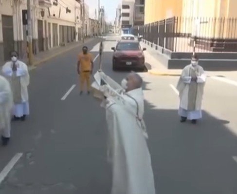 Papa Leão XIV: enquanto bispo no Peru, Robert Prevost rezou nas ruas durante pandemia de covid; assista