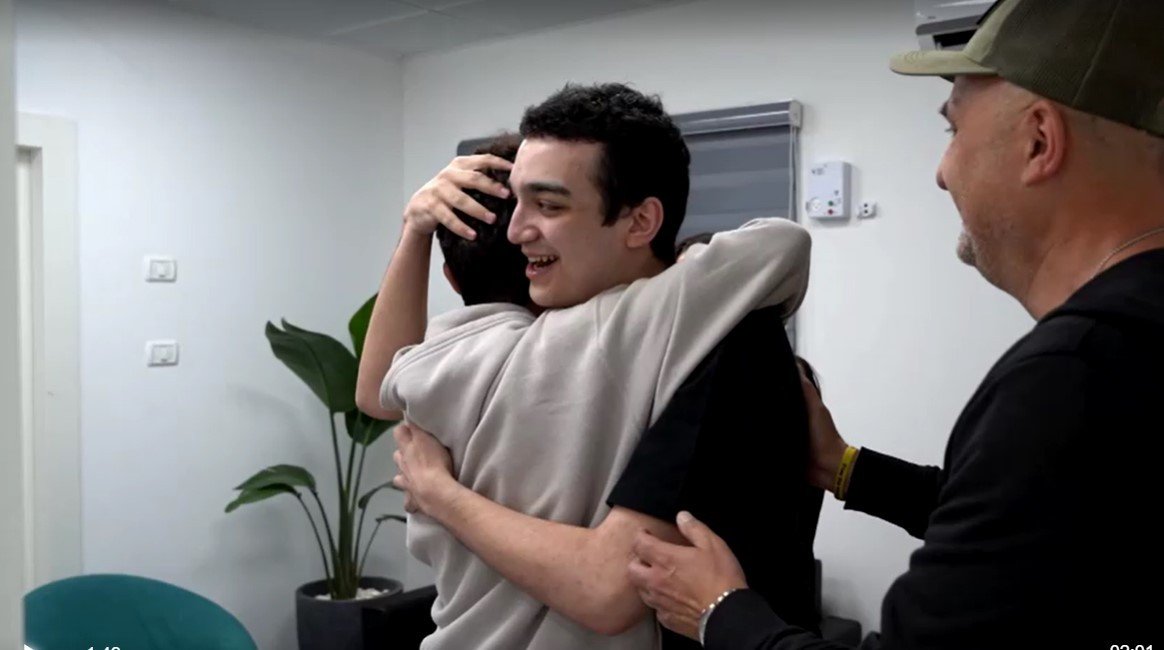 VÍDEO: Após ser libertado pelo Hamas, refém israelense-americano se reencontra com a família