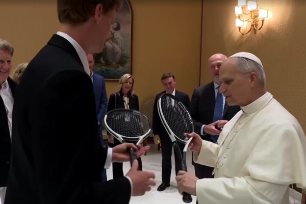 Papa Leão XIV recebe tenista italiano no Vaticano: ‘quer jogar um pouco?’