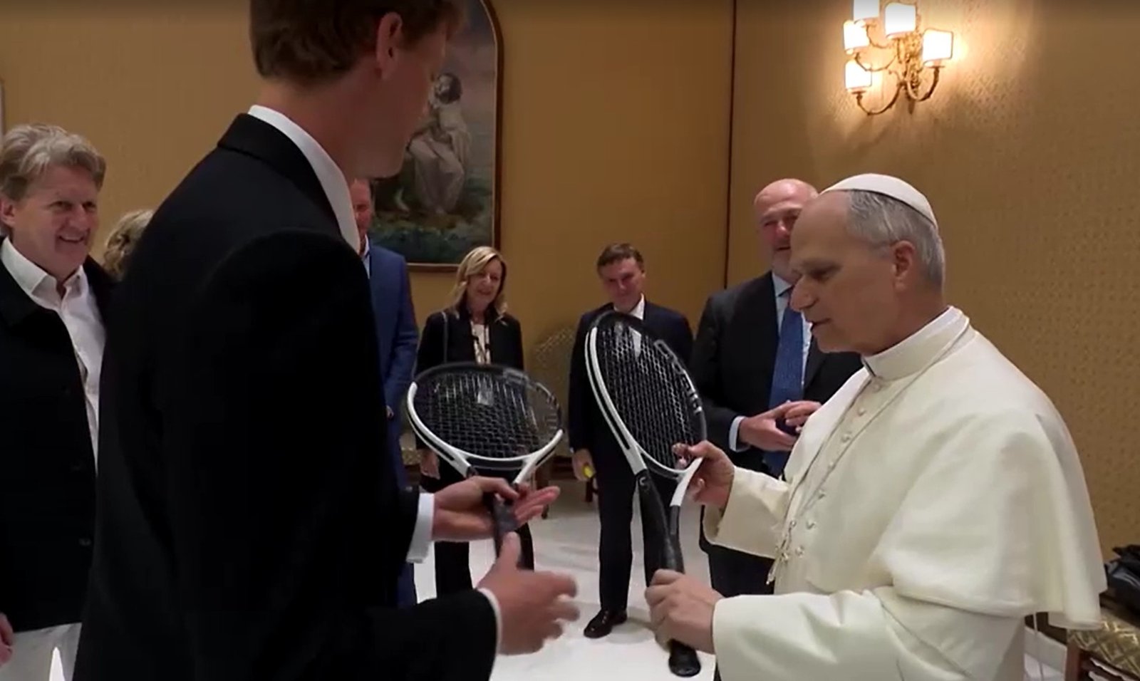 Papa Leão XIV recebe tenista italiano no Vaticano: ‘quer jogar um pouco?’