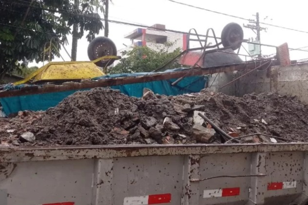 Caminhoneiro é autuado em mais de R$ 8 mil por transporte irregular de resíduos em Praia Grande, SP