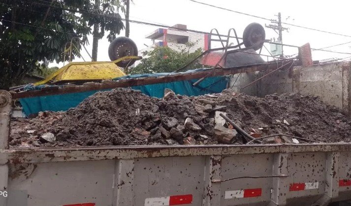 Caminhoneiro é autuado em mais de R$ 8 mil por transporte irregular de resíduos em Praia Grande, SP