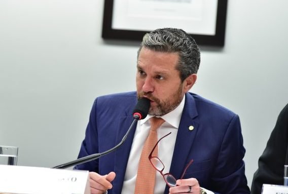 Relator defende que a Câmara decida sobre possível proibição de tarifa por tráfego de dados