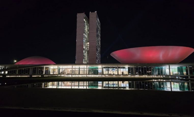 Congresso Nacional ganha iluminação bordô para alertar sobre a cefaleia