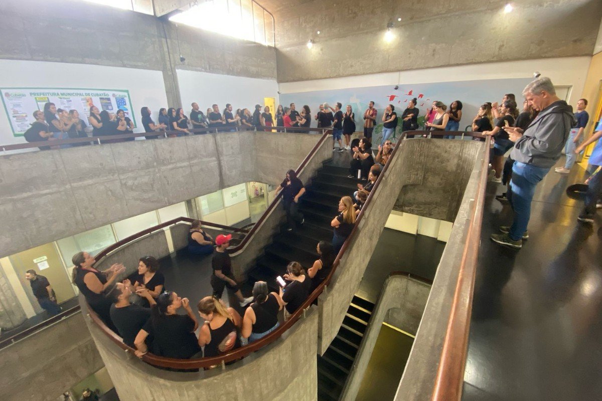 Professores da rede municipal de Cubatão,SP, acampam na porta do gabinete do prefeito; VÍDEO