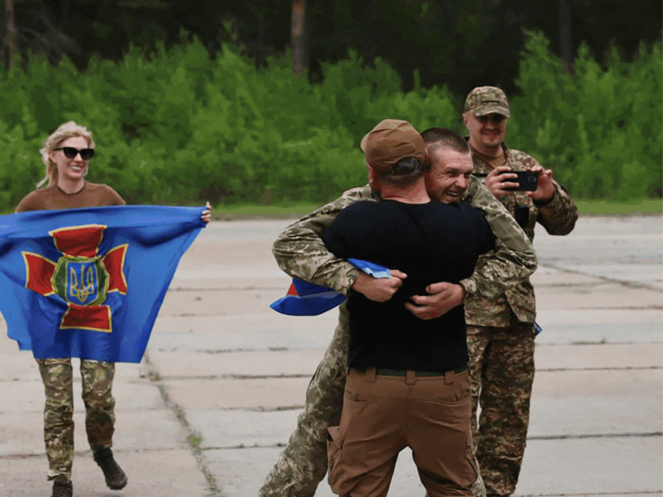 Reencontros, sorrisos e lágrimas no retorno de prisioneiros de guerra à Ucrânia