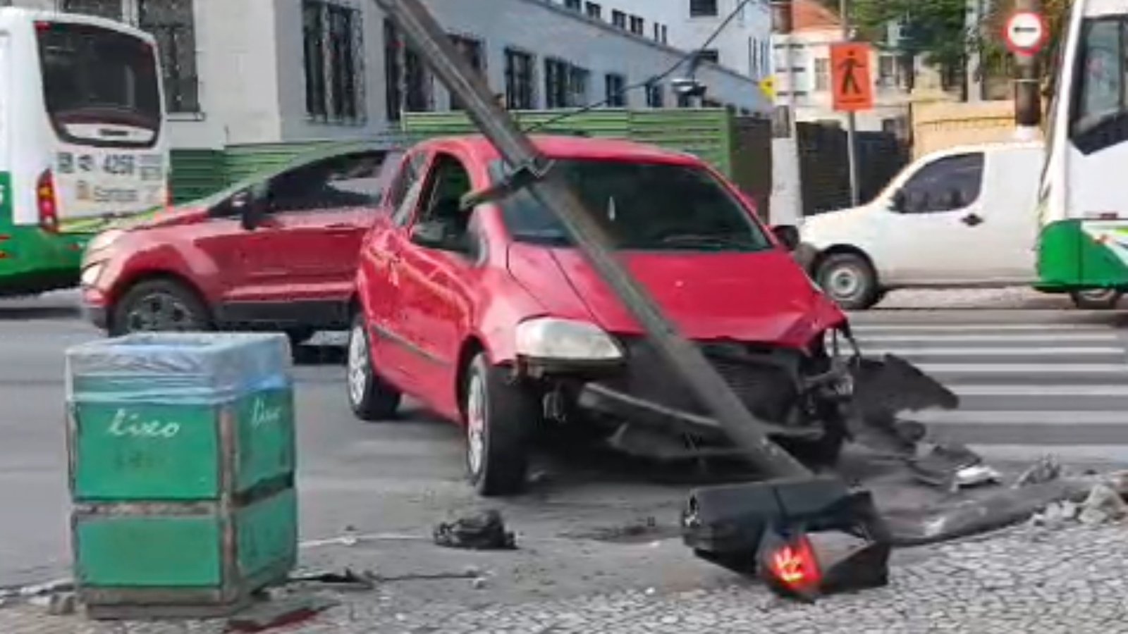 Motorista dorme no volante e bate em poste no Centro de Santos, SP