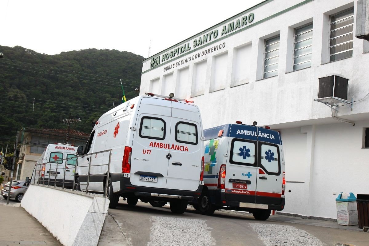 Mulher esfaqueia o companheiro durante discussão e foge após o crime no litoral de SP