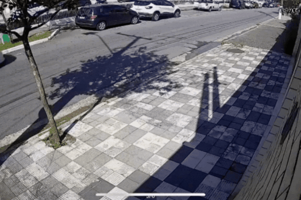 Carro é filmado subindo a guia, batendo em veículo estacionado e fugindo no litoral de SP; VÍDEO
