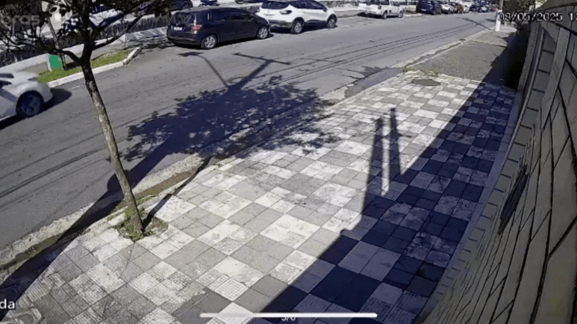 Carro é filmado subindo a guia, batendo em veículo estacionado e fugindo no litoral de SP; VÍDEO