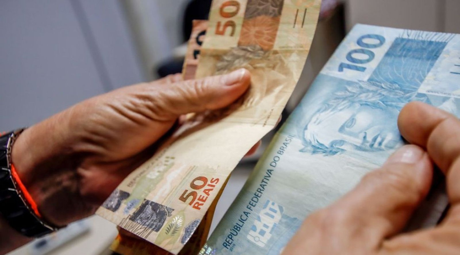 Homem que roubou R$ 30 mil de mulher em ‘saidinha bancária’ é condenado a cinco anos de prisão
