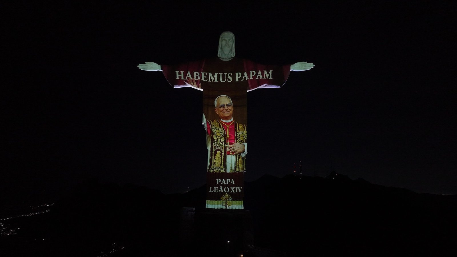 ‘Habemus papam’: Cristo Redentor exibe imagem do papa Leão XIV