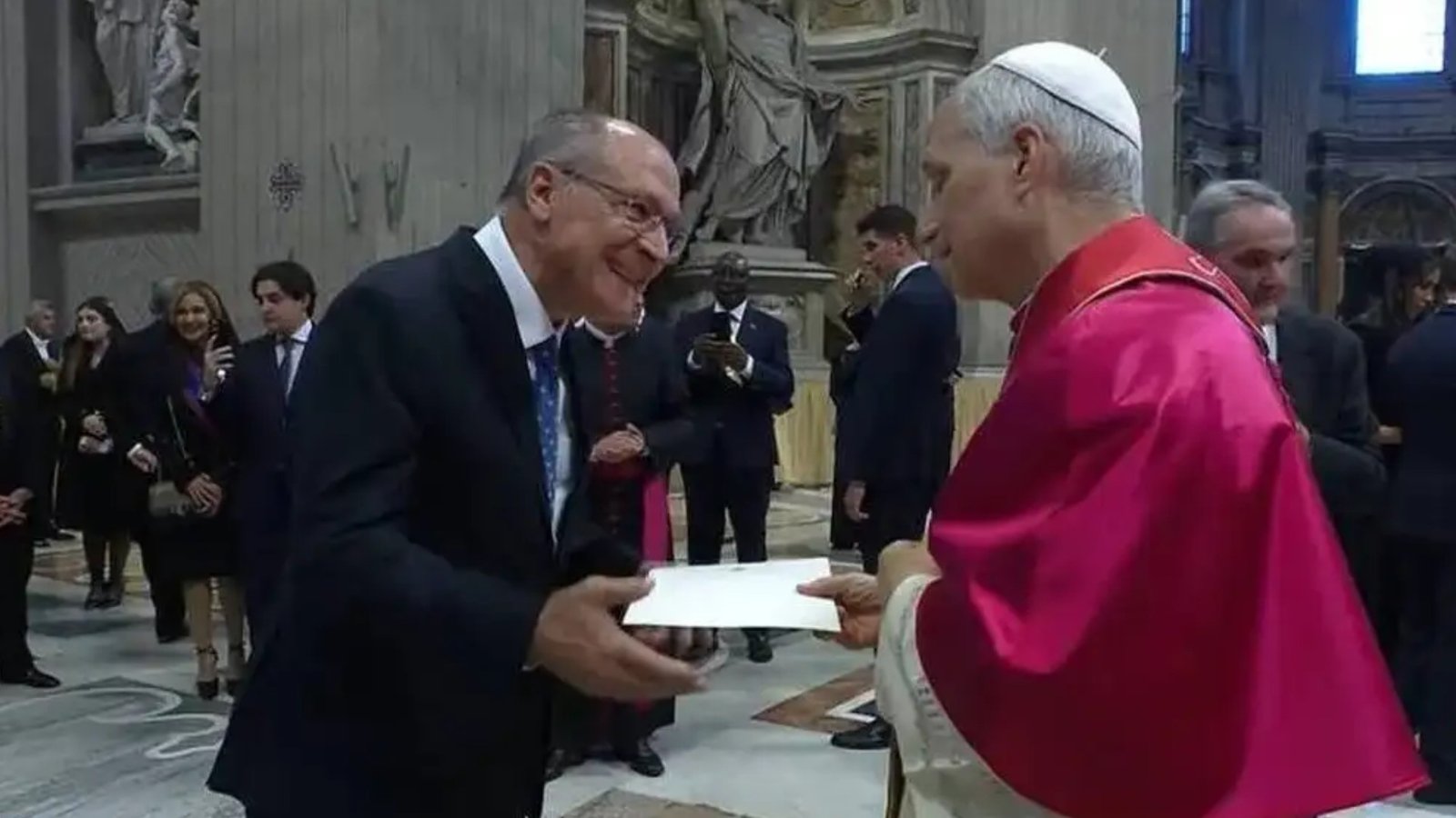 Alckmin fala ‘portunhol’ com Leão XIV, entrega convite da COP e se senta atrás de Zelensky em missa inaugural