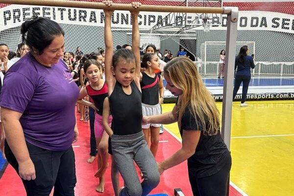 Ginasta Flávia Saraiva emociona público durante evento no Ginásio Ayrton Senna em Taboão da Serra