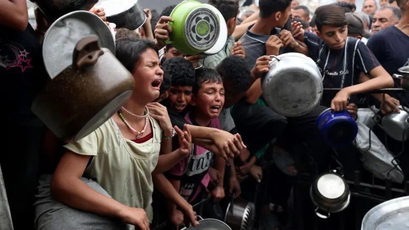 29 crianças morreram de fome em Gaza nos últimos dias, diz ministro palestino