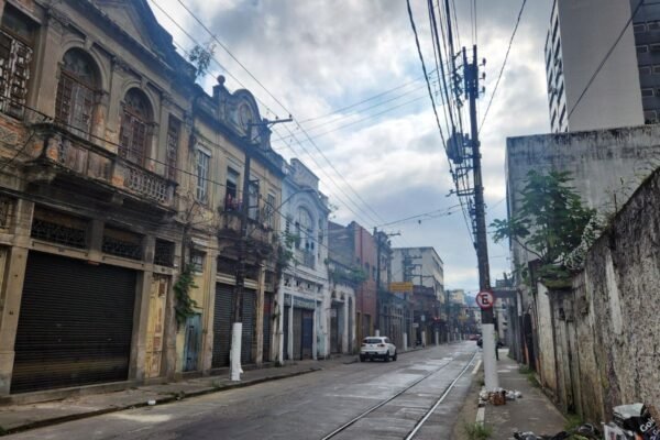Manutenção nos trilhos do bonde interdita trecho de rua do Centro de Santos, SP; ônibus terão desvios