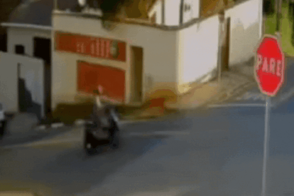 Motociclista fica ferida após ser arremessada por carro no interior de SP; VÍDEO