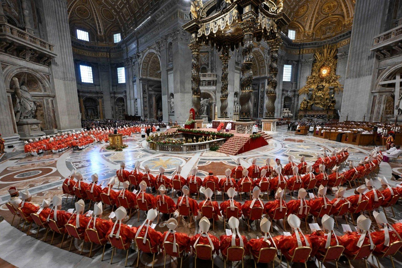 ‘Corredor vermelho’, imagem sagrada e incenso: VEJA como foi entrada de cardeais na missa que dá início ao conclave