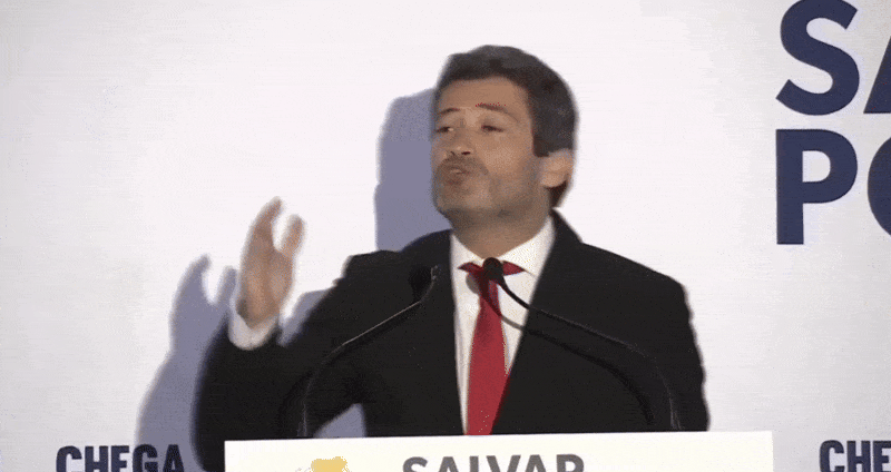 Líder da extrema direita de Portugal abandona comício e é levado ao hospital; VÍDEO