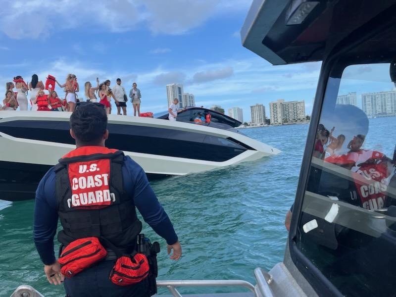 Mais de 30 pessoas são resgatadas após naufrágio de iate em Miami