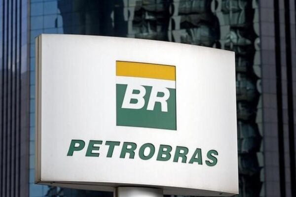 Presidente da Petrobras pede que consumidores pressionem postos por redução de preço dos combustíveis 