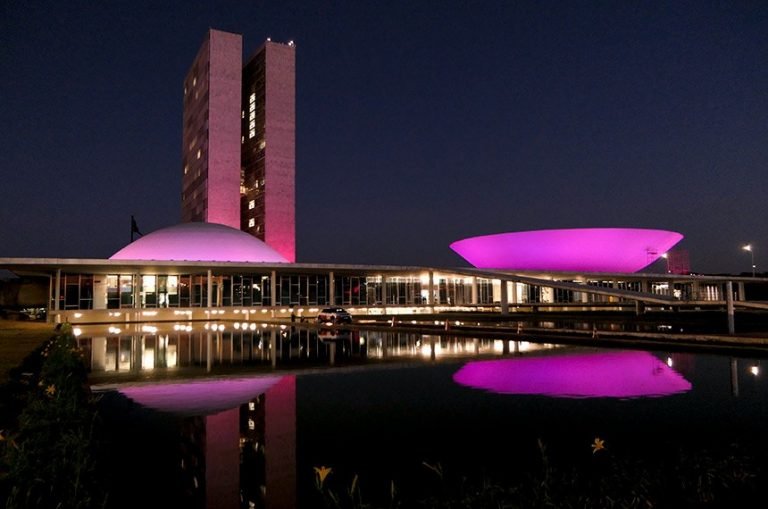 Congresso ilumina fachada de rosa em apoio à saúde da mulher e à redução da mortalidade materna