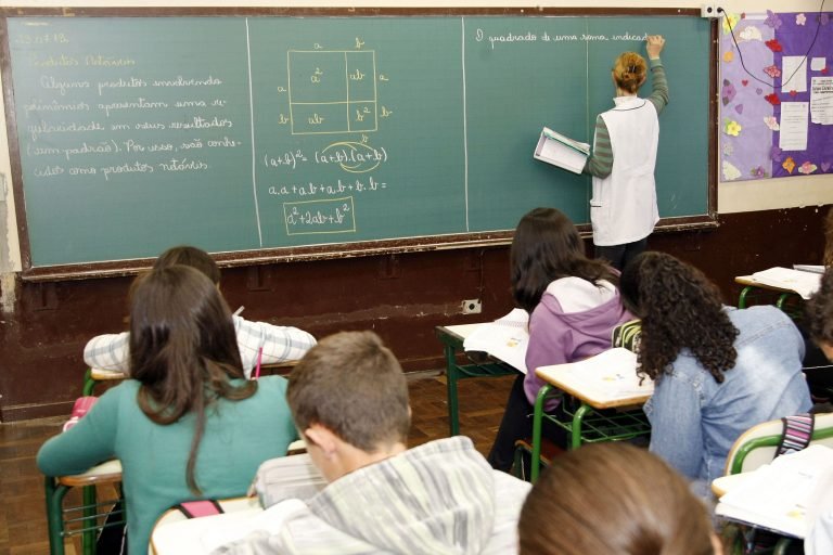 Comissão do Plano de Educação discute adoção do ensino em tempo integral