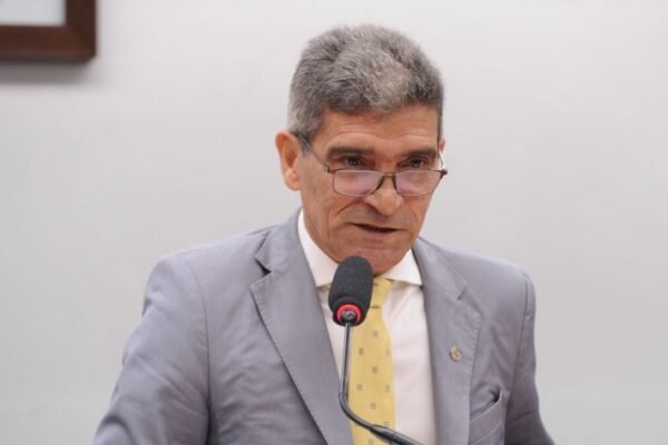 Comissão aprova prazo para INSS analisar documentação de pescador e pagar seguro-defeso