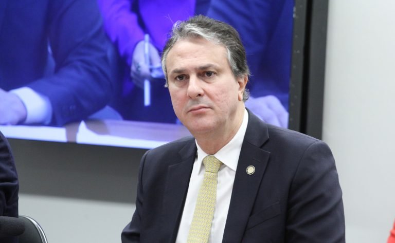 Ministro vai explicar mudança em regras do ensino a distância e falta de dados sobre educação básica
