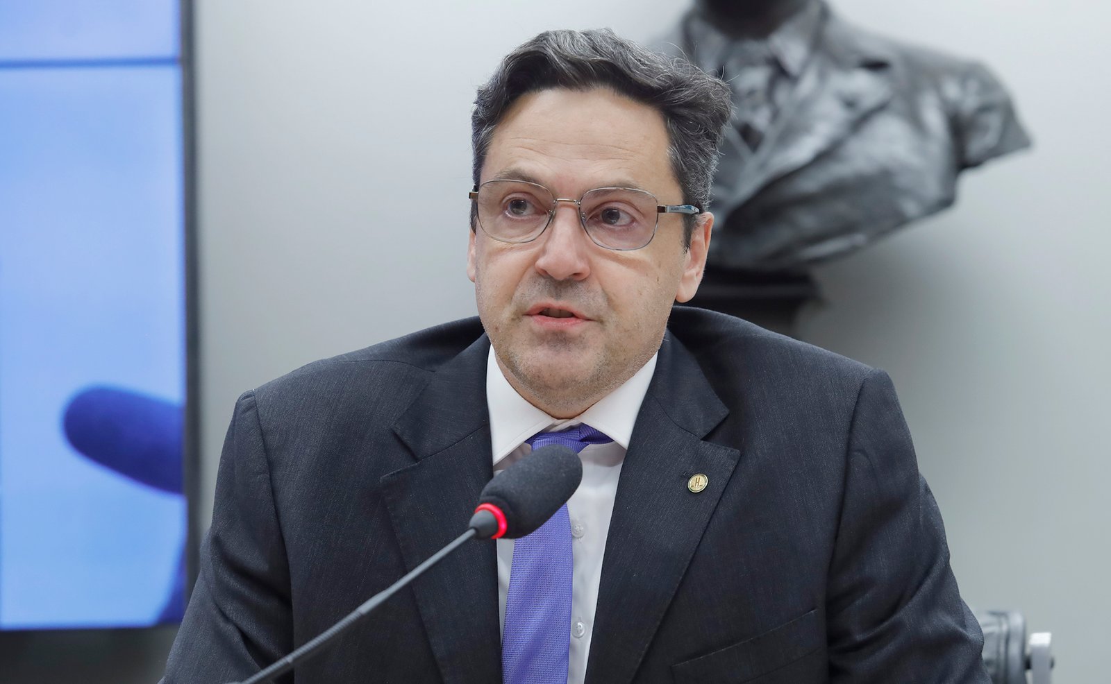 Deputado cobra explicações sobre parceria do IBGE com regime chinês