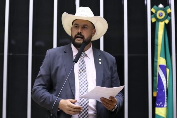 Comissão aprova condições para motorista de táxi ou de aplicativo financiar cabine blindada