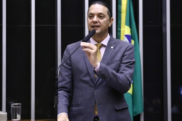 Câmara aprova projeto que exige botão de pânico em aplicativos de transporte
