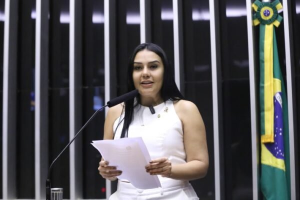 Comissão aprova auxílio mensal ao responsável por pessoa com deficiência de família de baixa renda