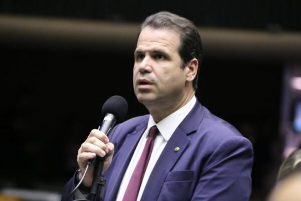 Comissão aprova projeto que libera venda de álcool 70% na forma líquida