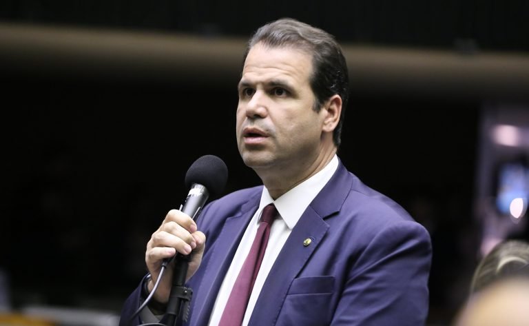 Comissão aprova projeto que libera venda de álcool 70% na forma líquida