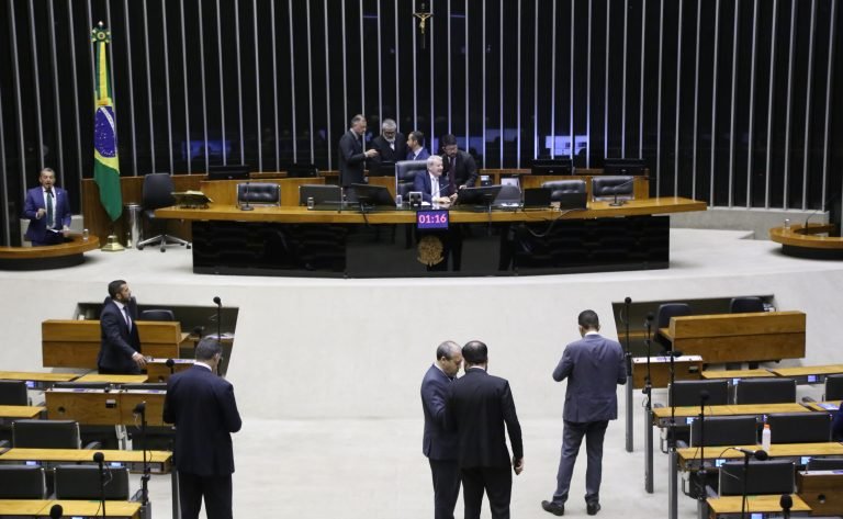 Câmara analisa pedido de urgência para projeto que amplia número de deputados; acompanhe