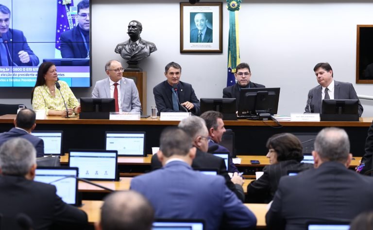 Instalada comissão sobre proposta que estende prazos para prefeituras parcelarem dívidas com a Previdência