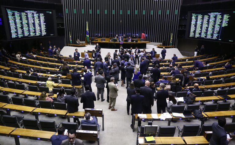 Câmara pode votar proposta que reorganiza carreiras do Executivo