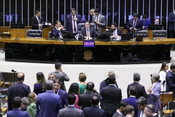 Câmara aprova projeto que reformula a Lei de Concessões Públicas Câmara aprova projeto que reformula a Lei de Concessões Públicas