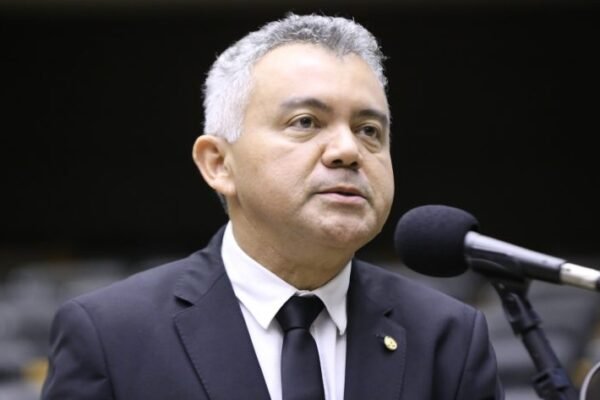 Comissão aprova campanhas para desestimular divulgação de autores de ataques em escolas