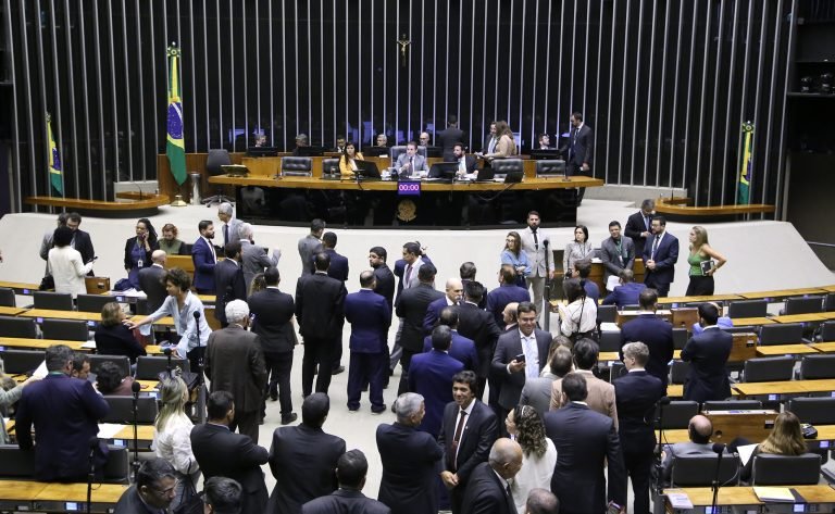 Câmara pode votar hoje reajuste de servidores do Executivo
