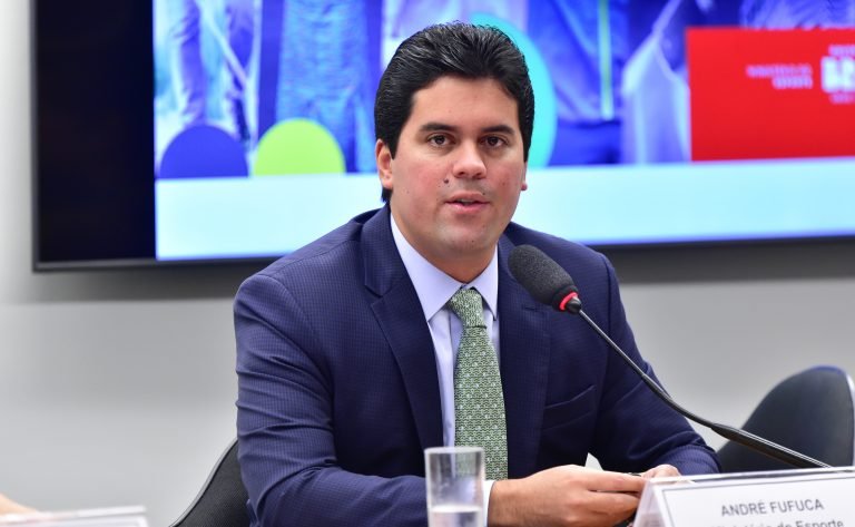 Governo deve enviar projeto para combater racismo nos estádios de futebol