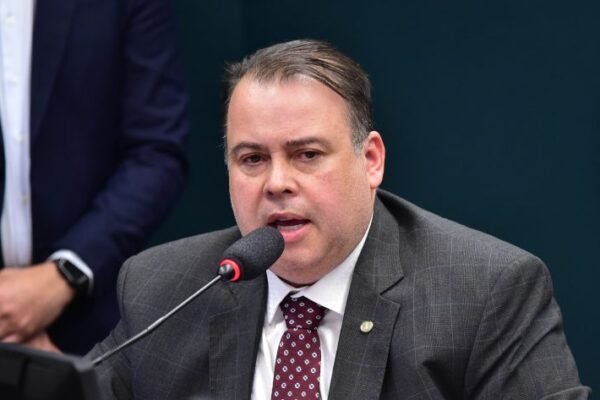 Comissão aprova proibição de aplicativos de IA que “tiram a roupa” de pessoas