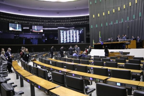 Deputados analisam pedidos de urgência para projetos de lei; acompanhe