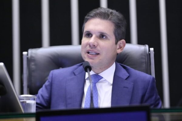 Câmara aprova regime de urgência para 9 projetos de lei; acompanhe