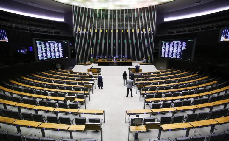 Adiada para amanhã votação de adicional para auditores fiscais federais agropecuários; acompanhe