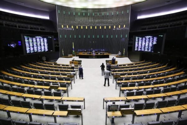 Câmara pode votar hoje proposta que atualiza a Consolidação das Leis do Trabalho