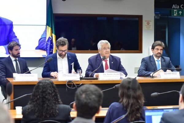 Debatedores pedem regulação de redes sociais para coibir mercado ilegal de bets