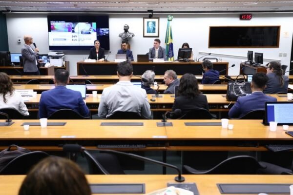 Especialistas defendem abordagem crítica da educação digital no novo PNE