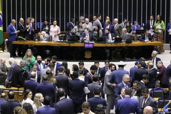 Câmara pode retomar hoje votação de projeto sobre formação de motoristas de baixa renda Câmara pode retomar hoje votação de projeto sobre formação de motoristas de baixa renda